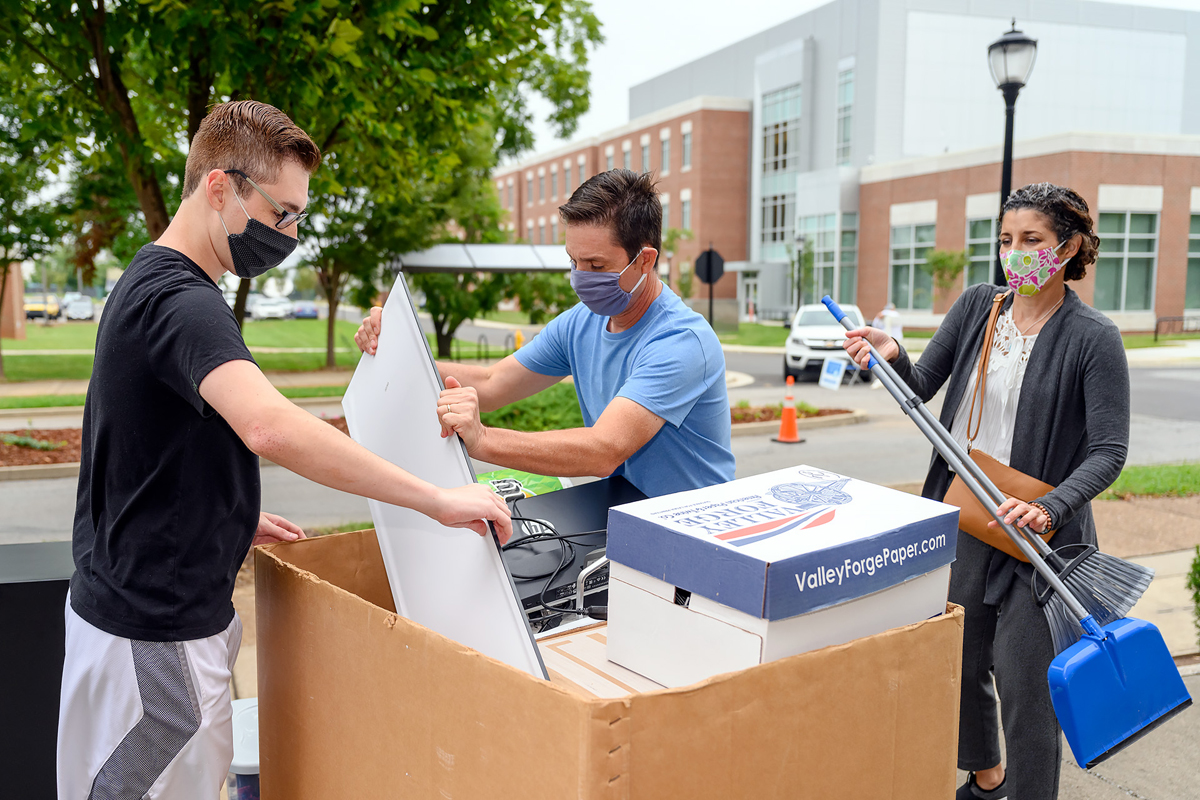 Jacob Dilts, left, and parents Eric and Natalie Dilts place his things into a cart as he prepares to move into Jim Cummings Hall on the MTSU campus on Wednesday, Aug. 19. Jacob Dilts will be a freshman in the Jones College of Business, majoring in supply chain management. (MTSU photo by J. Intintoli)