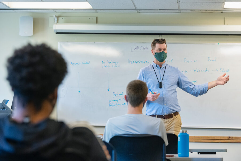 Ryan Korstange, University 1010 faculty, teaching in Monohan Hall. (Photo: Andy Heidt)