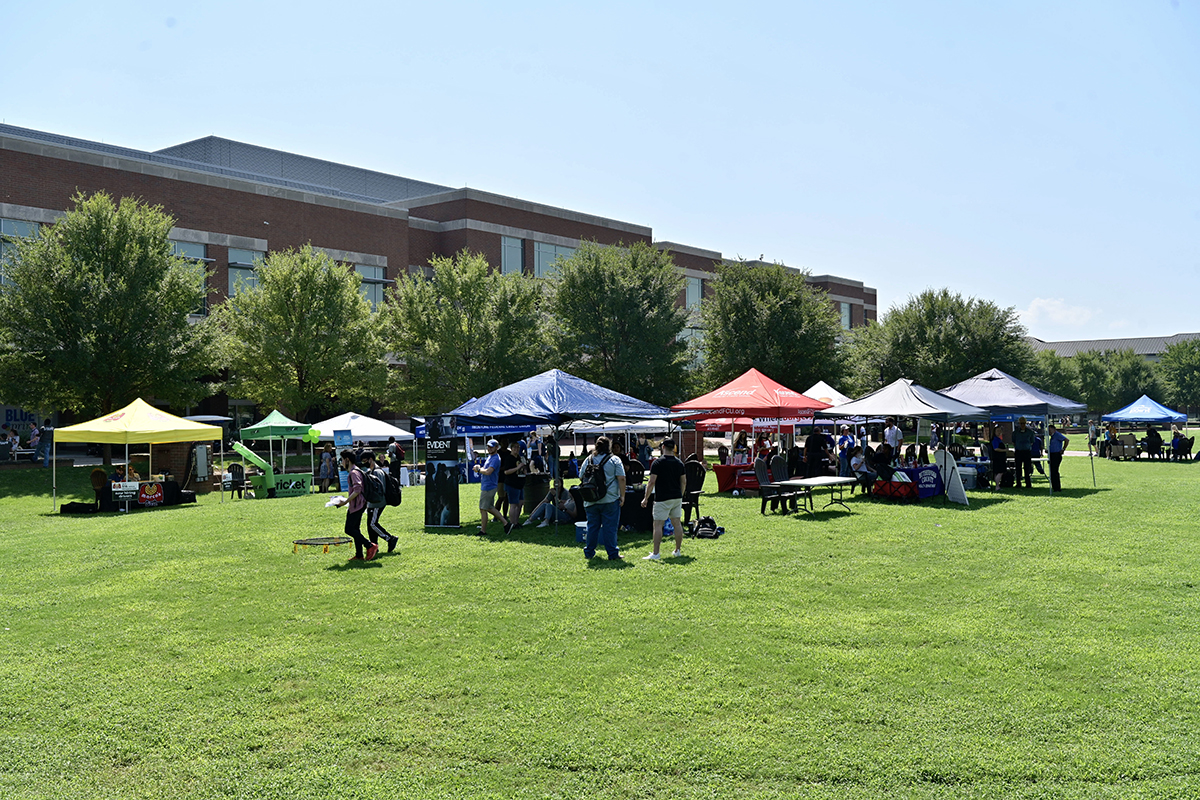 MTSU students, faculty and staff stroll through the Student Union Commons area to visit local vendors participating in the annual Meet Murfreesboro event Tuesday, Aug. 24. At Meet Murfreesboro, new and returning students can learn about a variety of local businesses, including restaurants, and what they have to offer. (MTSU photo by Andy Heidt)