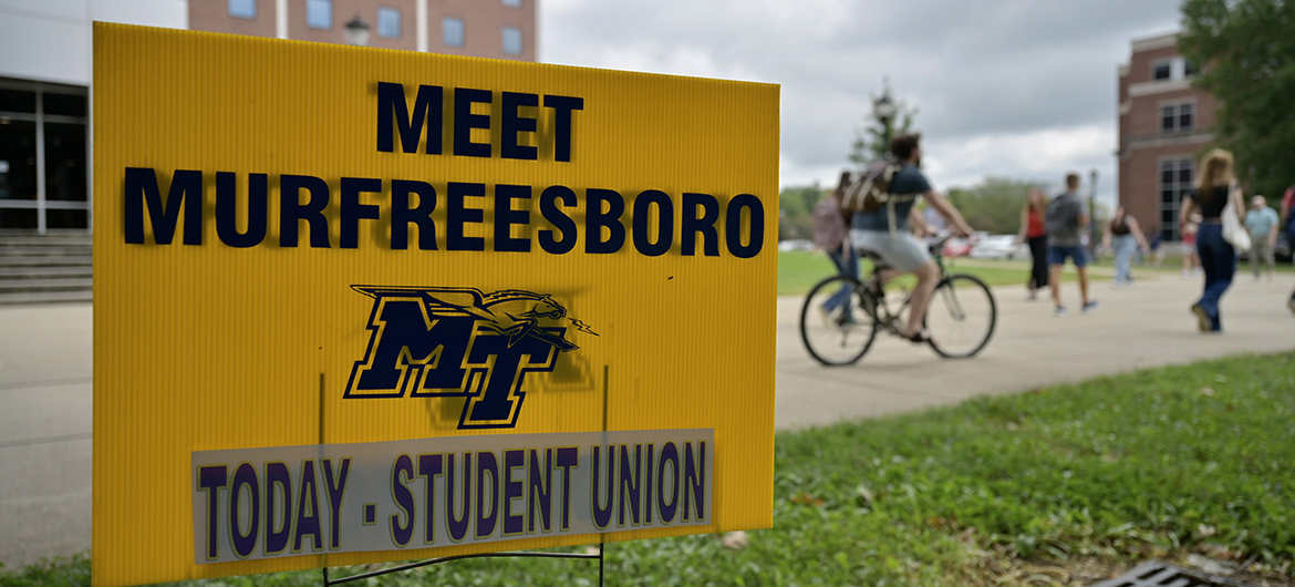 Signage in the heart of campus points Middle Tennessee State University students toward the annual Meet Murfreesboro event, featuring 55 vendors offering information and more to hundreds of students and staff wanting to learn more about what local businesses, restaurants and religious organizations have to offer. The event, sponsored by New Student and Family Programs, took place Tuesday and Wednesday, Aug 29-30, in the Student Union Commons. (MTSU photo by Andy Heidt)