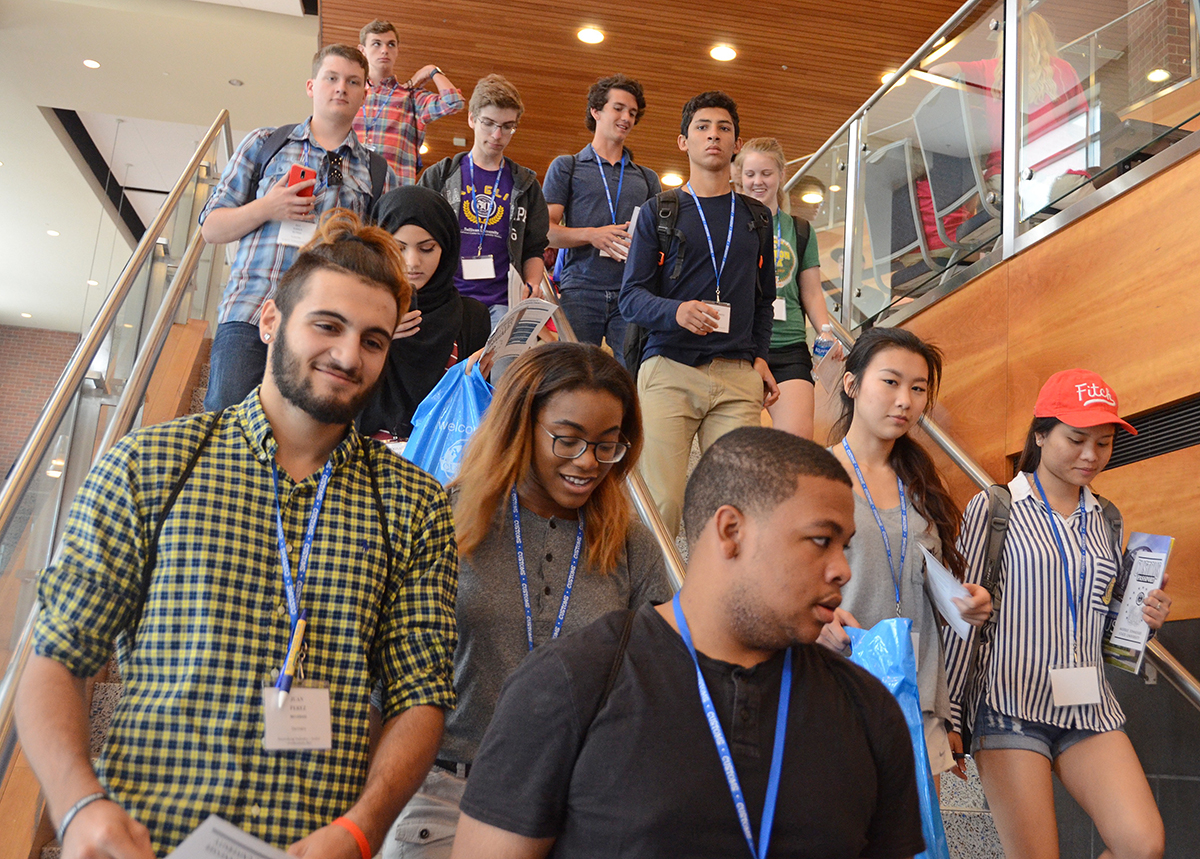 MTSU CUSTOMS freshmen orientation students break for lunch