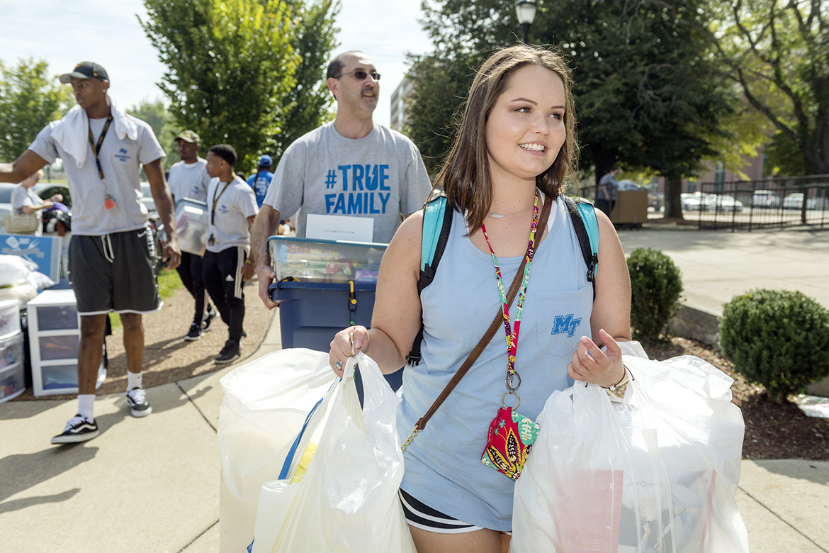 MTSU freshman Meredith Gordan, center, and her father, Keith Gordon, both of Lexington, Tenn., carry her belongings in to her new Corlew Hall dorm room Aug. 25 to begin her 2017-18 academic year at MTSU. MTSU's “We-Haul” is an annual tradition that brings volunteers together with new and returning students and their accompanying family members for help with the heavy lifting associated with moving into dormitories. (MTSU photo by Kimi Conro)