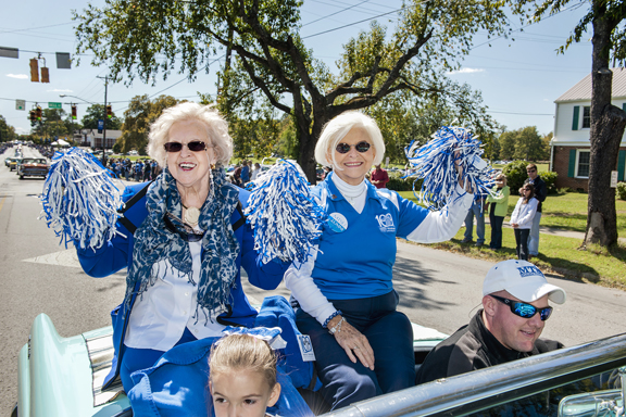 One of MTSU’s most loyal alumni, Dr. Liz Rhea proudly displays hwe “I AM true BLUE” sign during a university Capital Campaign luncheon. The Murfreesboro resident and Eagleville, Tenn., native died Thursday, May 30. (MTSU file photo by Andy Heidt)