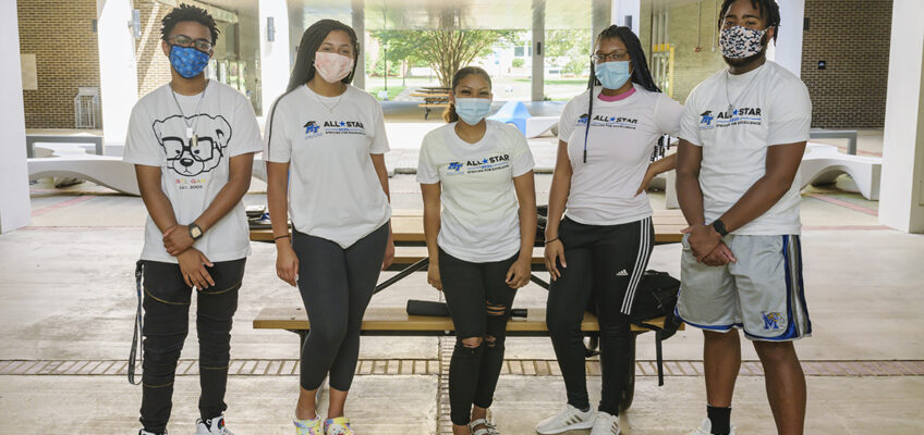 Summer 2020 Scholars Academy participants and MTSU freshmen Jayden Blaid, left, of Nashville, Tenn., Makayla Forman of Memphis, Tenn., and Terrianna Carter of Nashville join their peer mentors Moné Allen, junior, and Will Rosser, senior, for a photo at MTSU's Peck Hall as the fall 2020 semester begins. Allen and Rosser also are from Memphis. (MTSU photo by Andy Heidt)