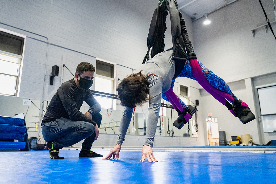 Framauro Fortich-Perez, left, inventor of the PENDL exercise device, assists University Studies lecturer Debra Haber in using the apparatus during a March 26 demonstration in Alumni Memorial Gym. The Exercise Science Program has conducted evidence-based research that indicates that PENDL has therapeutic physical benefits. (MTSU photo by Andy Heidt);
