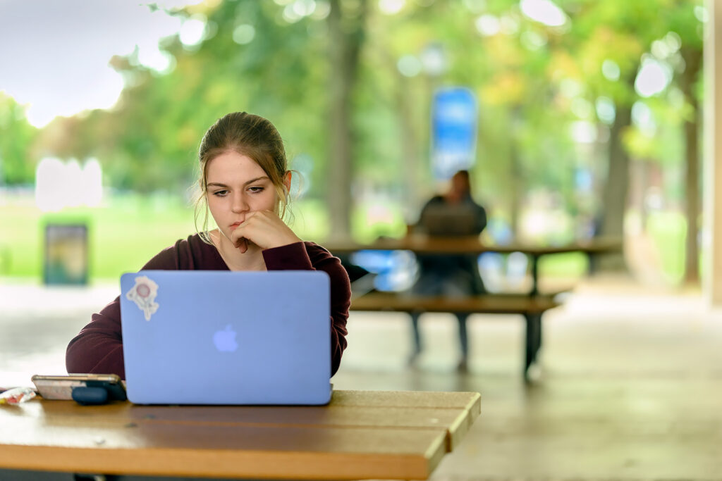 Jaidyn Bigelow studying at Peck Hall. (Photo: J. Intintoli)