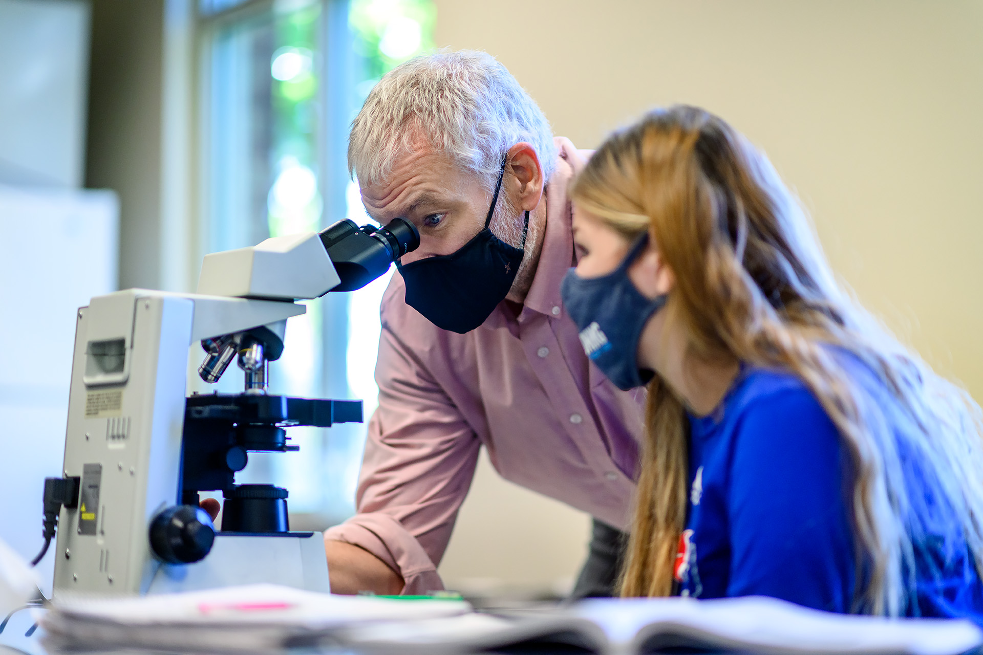 Dennis Mullen, Honors Biology faculty portrait in the Honors Science Lab.