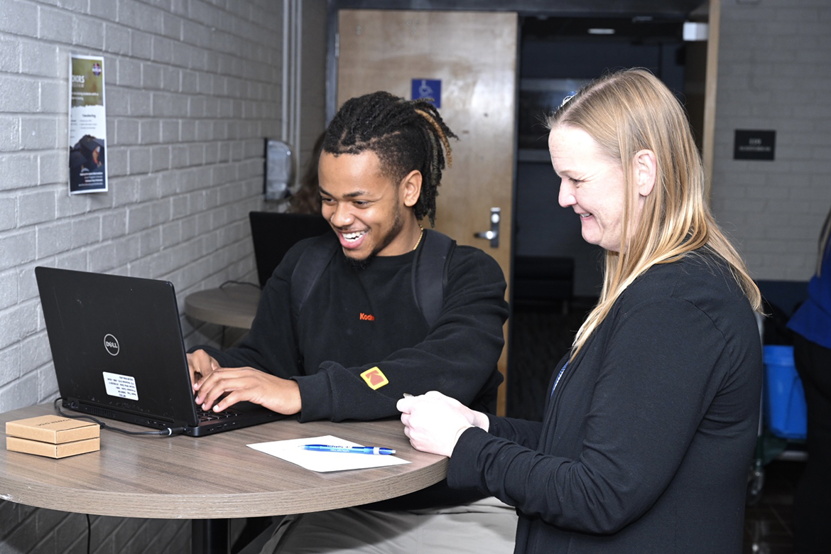 Tara Wallace, right, Middle Tennessee State University enrollment coordinator in  undergraduate recruitment, helps a Volunteer State Community College student attending the MTSU Promise Tour Wednesday, Jan. 24, in Gallatin, Tenn., apply to MTSU. Students can apply for free at all nine of the Promise Tour stops across Tennessee. (MTSU photo by James Cessna)