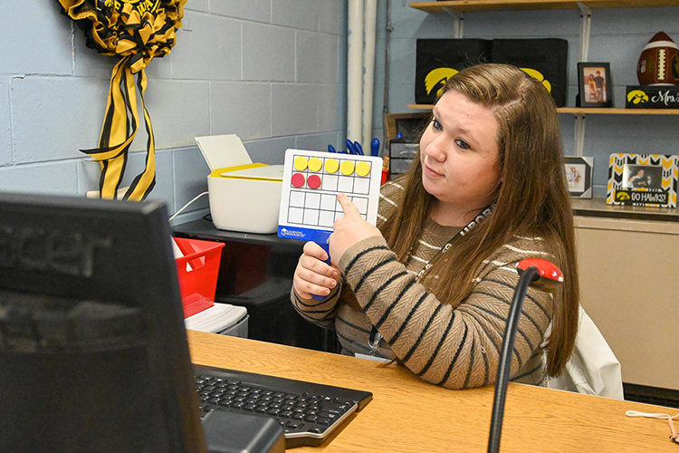 MTSU teacher candidate student Elizabeth Smith teaches her first-grade class virtually at Thurman Francis Arts Academy in Smyrna, Tenn., on Oct. 14, 2020. (MTSU photo by Stephanie Barrette)